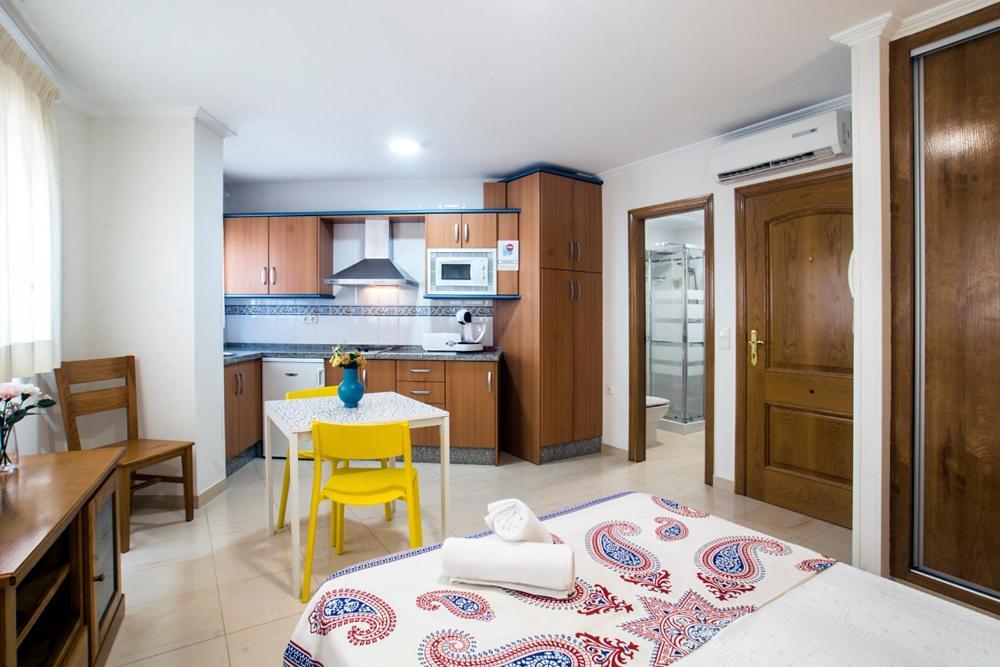 Apartamentos Amat - Only Adult - Playa El Bajondillo Τορρεμολίνος Εξωτερικό φωτογραφία