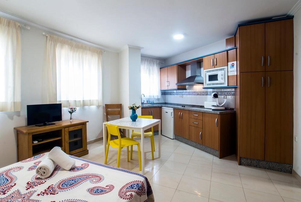 Apartamentos Amat - Only Adult - Playa El Bajondillo Τορρεμολίνος Εξωτερικό φωτογραφία